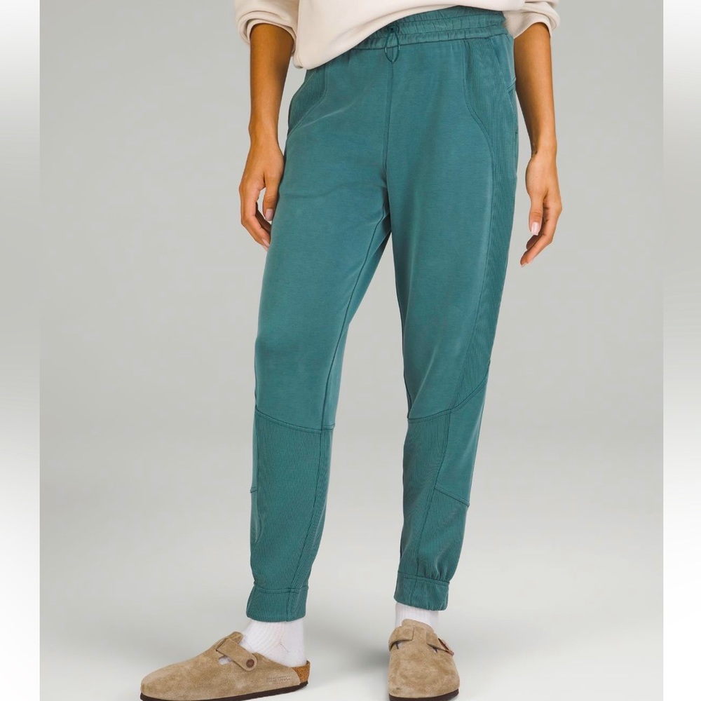 LuLuLemon- Brushed Softstreme Ribbed High-Joggers *Full Length used size 6 used